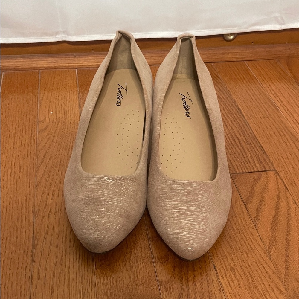 Trotters Tan Women's Flats